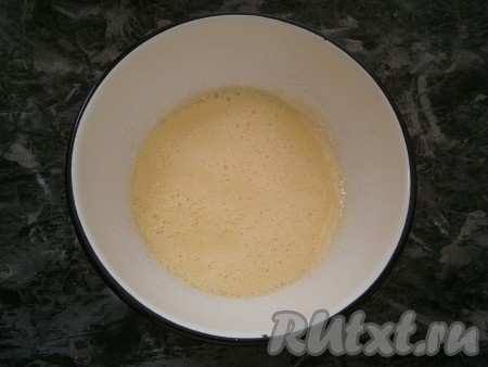 Взбить миксером яйца с сахаром и солью до светлой и пышной массы (взбивать минут 5).

