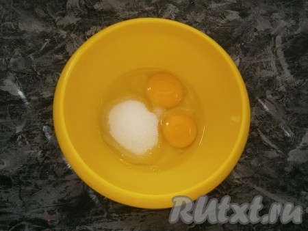 В отдельную миску вбить два яйца, добавить соль и сахар.
