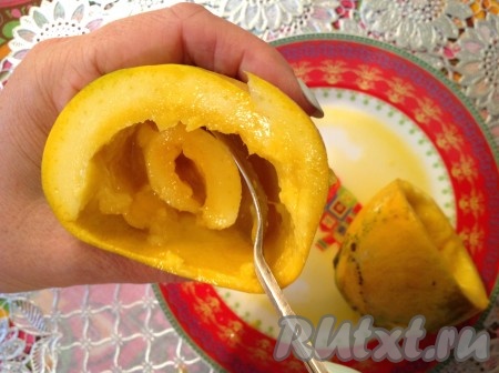 Можно лакомиться вкуснейшим манго, доставая нежную мякоть ложечкой.
