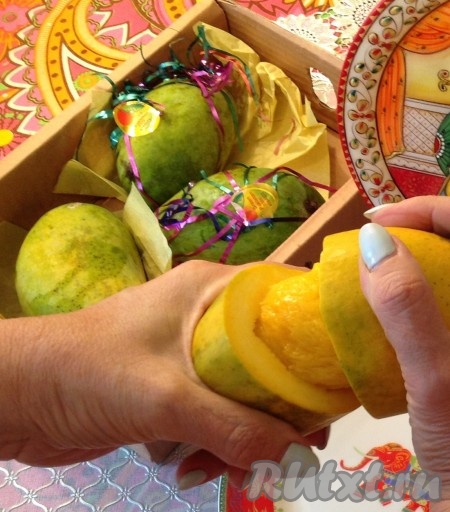 И вывернуть одну часть манго круговым движением, разделив плод на две части.