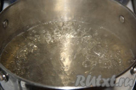 Налить в кастрюлю 1 литр воды, всыпать 300 грамм сахара, поставить на огонь. Когда сироп закипит, уменьшить огонь и проварить в течение 2-3 минут (кристаллики сахара должны полностью раствориться).
