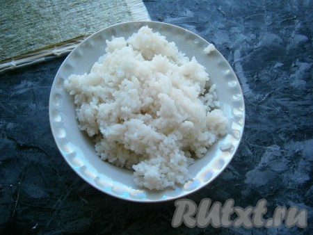 Первым делом нужно приготовить рис для роллов, остудить его.