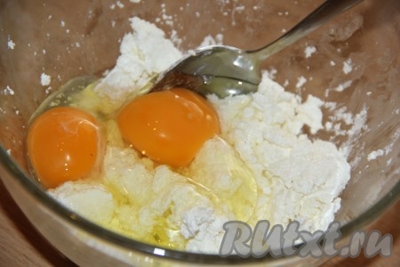 Творог пробить погружным блендером, добавить яйца.

