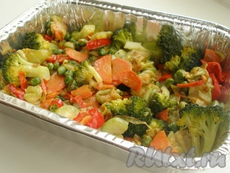 Готовые овощи переложить в форму для запекания.