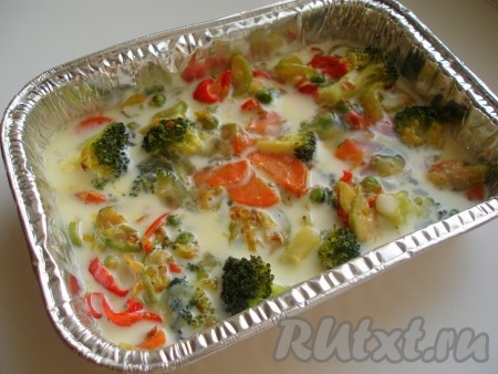 Залить овощи яично-молочной смесью, поставить в разогретую до 190 градусов духовку на 15 минут. За несколько минут до готовности посыпать омлет с овощами натертым сыром.