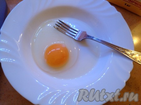 Готовим продукты для панировки. Разбиваем яйцо в отдельную тарелку, в другую - насыпаем муку, а в третью - панировочные сухари. Яйцо солим немного и перемешиваем.