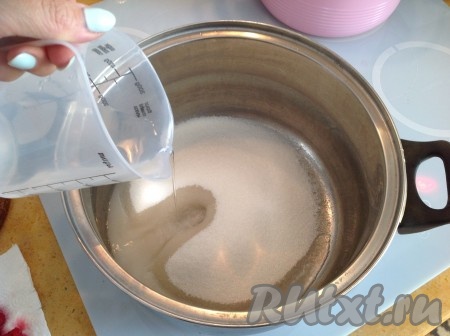 Высыпать сахар в кастрюлю и добавить 200 мл воды, поставить на огонь.