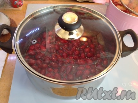 Осторожно перемешать ягоды в сиропе и снять кастрюлю с огня, накрыв крышкой. Дать остыть.