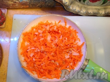 Натираем морковь на тёрке и добавляем к луку.