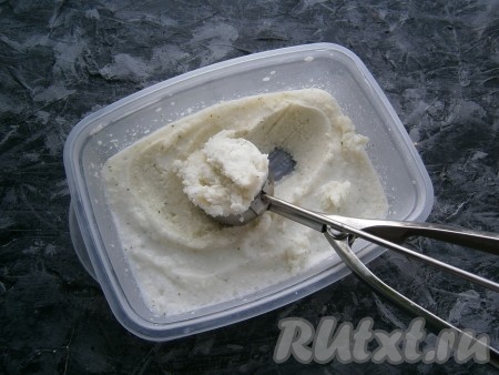 Через 3 часа домашнее кокосовое мороженое ещё будет достаточно мягким, но уже держащим форму, его можно подавать к столу (если замораживать такое мороженое более длительное время, оно превратится в лёд).

