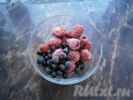 Ягоды достать из морозилки, если используете свежие ягодки - их нужно предварительно вымыть.
