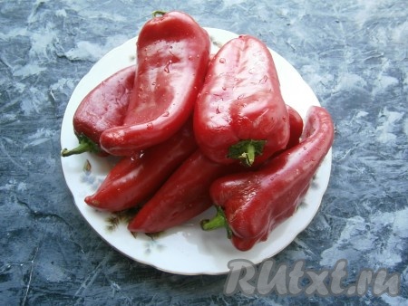 Болгарский перец красного цвета вымыть.
