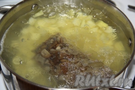 Как только вода с картошкой закипит, снять пенку и добавить замороженные грибы (я предварительно их не размораживала).
