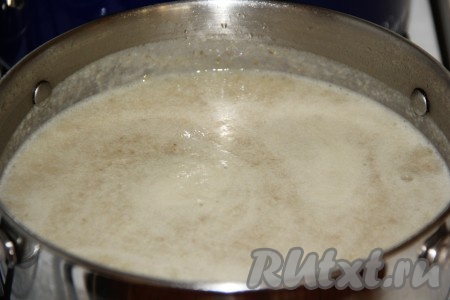Вылить получившийся грибной суп-пюре в кастрюлю, добавить специи и соль по вкусу, довести до кипения, а затем снять с огня.
