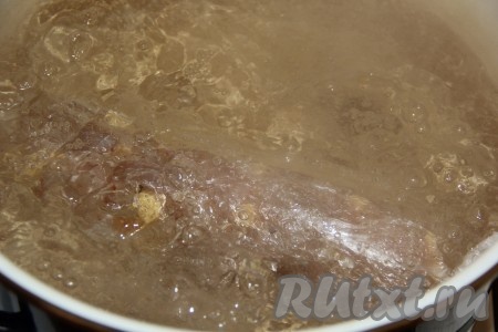 В большую кастрюлю влить воду и довести до кипения. Опустить в кастрюлю домашнюю куриную колбасу, завёрнутую в пищевую плёнку (колбаса должна быть полностью в воде), и варить 45 минут с момента закипания на небольшом огне.
