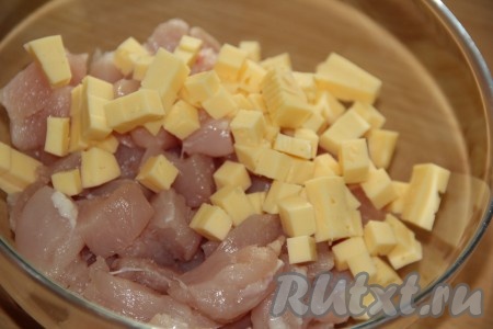 Сыр нарезать на кубики размером 1 см на 1 см. Соединить грудку и сыр.
