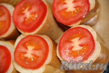 Вымыть помидор, а затем нарезать на тонкие кружочки. Выложить поверх каждого стаканчика с начинкой кружочек помидора. 