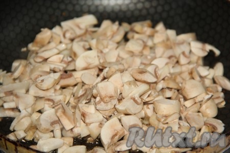 В сковороду влить растительное масло и добавить грибы.
