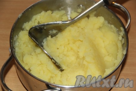 С готового отварного картофеля слить воду и растолочь в пюре.

