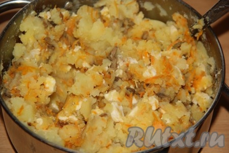 Тщательно перемешать картошку с курицей, шампиньонами и овощной зажаркой, посолить по вкусу.
