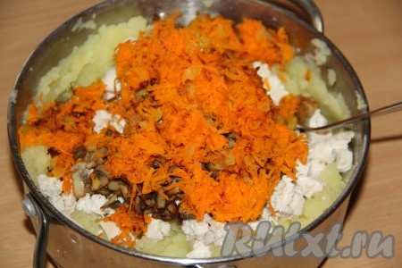 Далее переложить к картошке лук, обжаренный с морковью.
