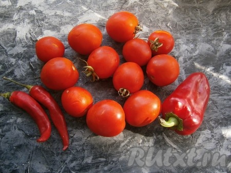 Подготовить помидоры, перец болгарский и острый перец для приготовления острого соуса чили.
