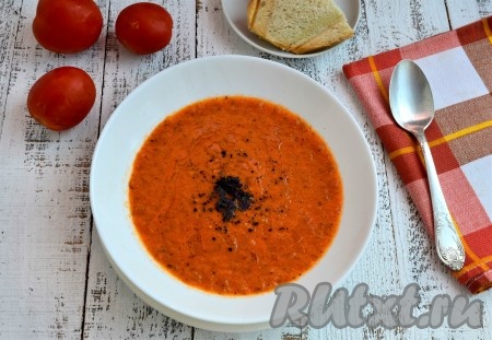 Готовый необычайно вкусный, бархатистый и нежный итальянский томатный суп-пюре разлить по тарелкам и подать к столу.
