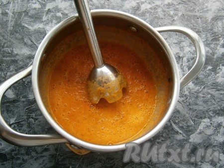 Накрыть кастрюлю крышкой и варить овощи ещё 10 минут на слабом огне. После этого пробить томатный суп погружным блендером до состояния пюре.
