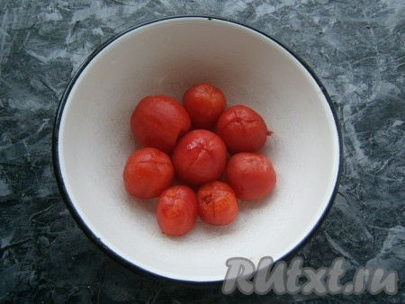 Затем переложить помидоры в холодную воду и снять с них кожицу.
