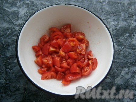 Нарезать помидоры на кусочки произвольного размера.
