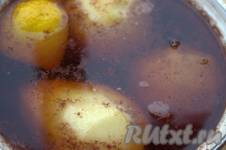 Когда сахар полностью растворится, поместить в кастрюлю очищенные груши и половинку лимона, проварить груши на маленьком огне 5-7 минут с момента закипания.
