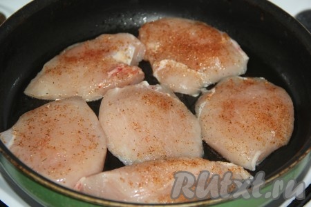 В сковороду влить растительное масло и выложить кусочки курицы. 