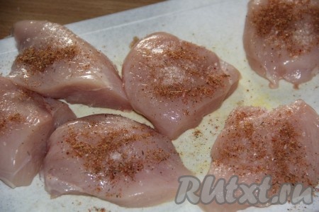 Куриное мясо посолить, приправить орегано и поперчить по вкусу со всех сторон. Я взяла с куриной грудки 6 кусочков потолще. Можно взять 6 голеней или 6 бёдрышек. 