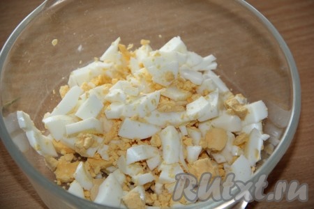 Разморозить слоёное тесто при комнатной температуре. Яйца сварить в течение минут 10 с момента закипания воды, а затем остудить, очистить от скорлупы и мелко нарезать.