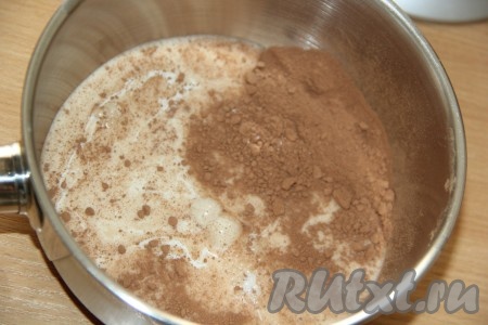 К какао и сахару влить часть молока, перемешать до однородности. 