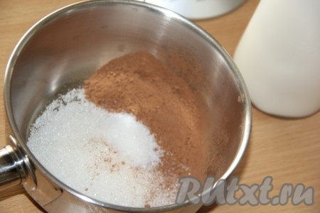 В сотейнике соединить сахар, какао-порошок и ванильный сахар. 