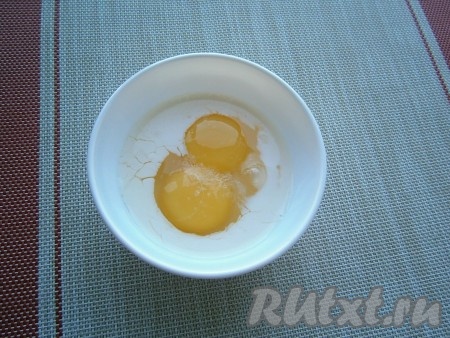 К двум яйцам добавить молоко, чуть соли, тщательно взбить вилкой.