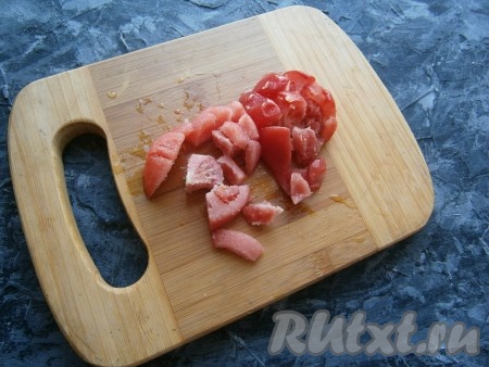 Дать помидорам немного оттаять (полностью размораживать не нужно) и можно нарезать их кусочками, а затем использовать по назначению.
