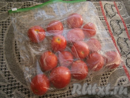 Поместить помидоры в целлофановый пакет (неважно, обычный или с застёжками). Воздух выгонять не нужно, помидоры замерзнут и не слипнутся. 
