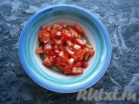 Нарезать помидоры небольшими кубиками.
