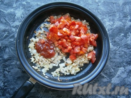 Перемешать содержимое сковороды, добавить помидоры и томатный соус.
