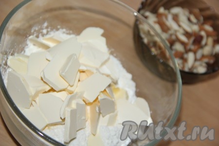 В миску просеять муку, добавить сахар и кусочки холодного масла.
