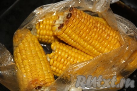Готовить кукурузу в рукаве для запекания в разогретой духовке минут 25 при температуре 200 градусов.
