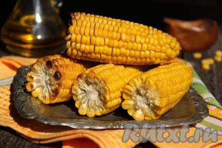 Готовую кукурузу достать из духовки, аккуратно разрезать рукав. Сочную, ароматную запечённую кукурузу подать к столу. Она вкусна и в тёплом и в холодном виде, попробуйте!
