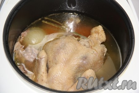 По истечении времени оставить курицу в горячем бульоне на 2 часа.
