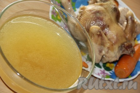 Когда бульон немного остынет, вынуть курицу на тарелку, бульон процедить. Добавить в бульон соль по вкусу. 
