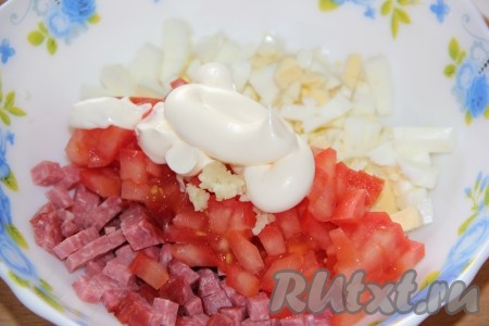 Заправить смесь помидоров, колбасы и яиц майонезом, посолить по вкусу, перемешать и начинка для тарталеток готова.
