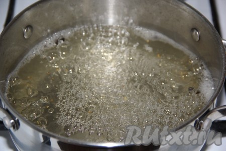Когда вода с солью и сахаром в кастрюле закипит, добавить лимонную кислоту и, уменьшив огонь до среднего, проварить маринад пару минут (чтобы все кристаллики растворились).

