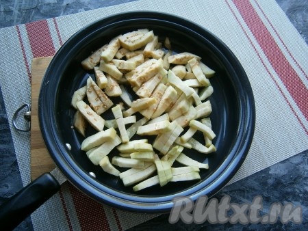 Нарезать баклажан брусочками и выложить на разогретую с растительным маслом сковороду.
