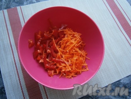 Морковь и чеснок очистить. Болгарский перец вымыть, убрать плодоножку и семена. Морковь натереть на крупной тёрке, добавить нарезанный соломкой болгарский перец.
